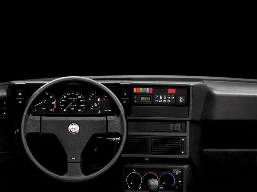  Alfa Romeo 75 (162B) 1988 года  (фото 4 из 14)